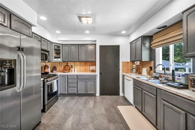 8282 Fairlane Drive, Macedonia, OH 44056