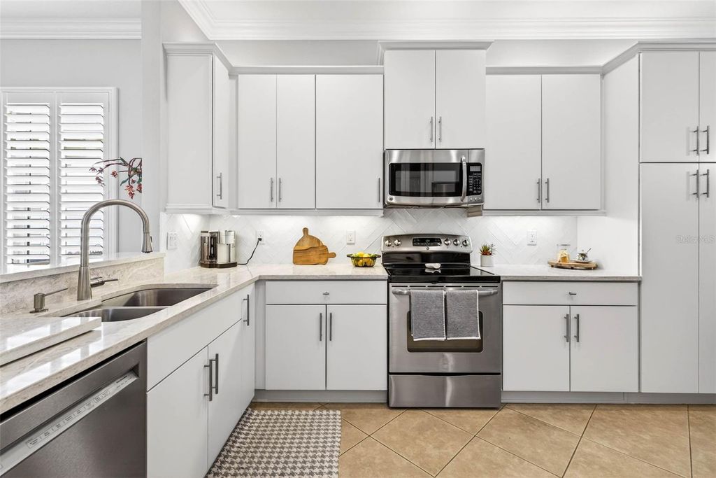 Image 8 of property listing at 15912 COBBLE MILL DRIVE, Wimauma, FL 33598