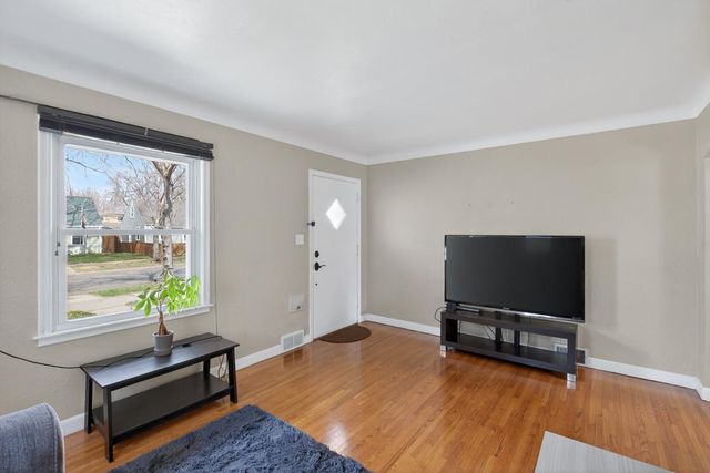 1736 Montana Avenue E, Saint Paul, MN 55106