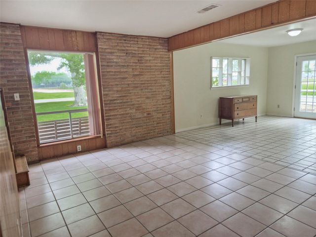102 Post Oak, Lake Jackson, TX 77566