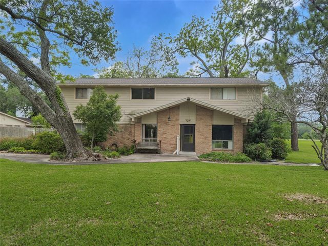 102 Post Oak, Lake Jackson, TX 77566