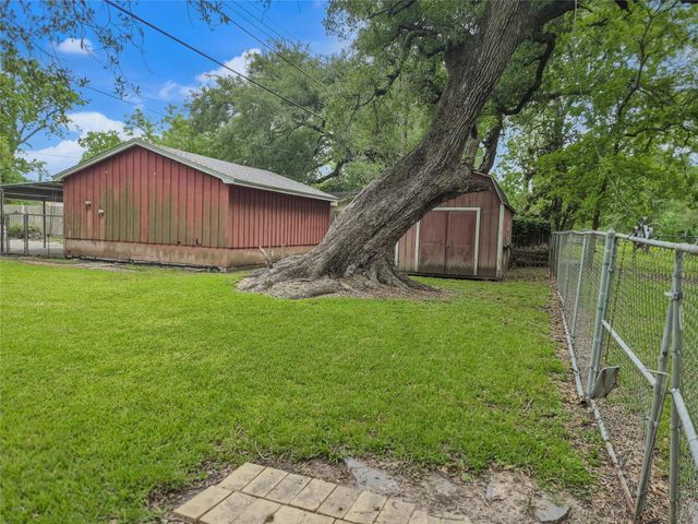 102 Post Oak, Lake Jackson, TX 77566