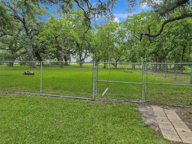 102 Post Oak, Lake Jackson, TX 77566