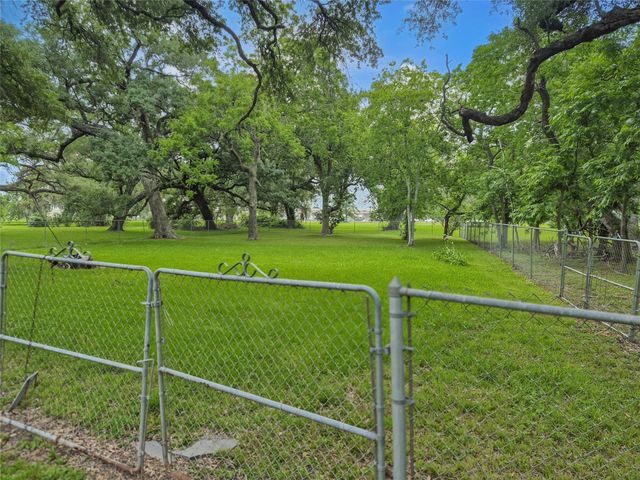 102 Post Oak, Lake Jackson, TX 77566