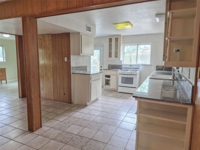 102 Post Oak, Lake Jackson, TX 77566