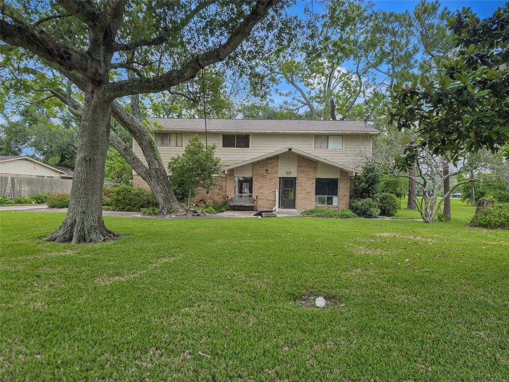 102 Post Oak, Lake Jackson, TX 77566