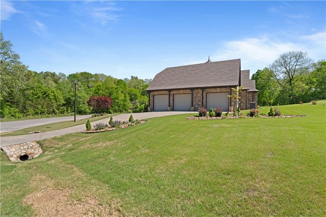 610 Winding Spring Drive, Fayetteville, AR 72703