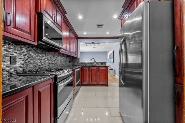 14 Weeks Ct, Clifton City, NJ 07013