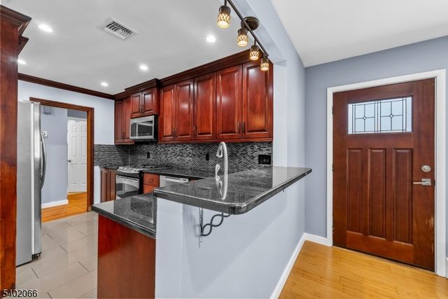 14 Weeks Ct, Clifton City, NJ 07013