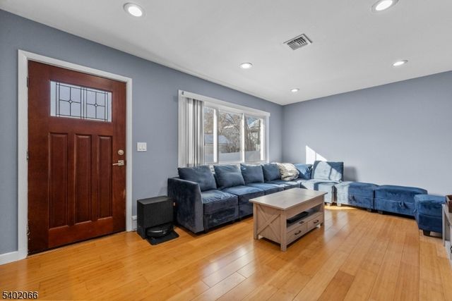 14 Weeks Ct, Clifton City, NJ 07013