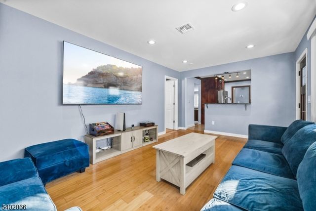 14 Weeks Ct, Clifton City, NJ 07013