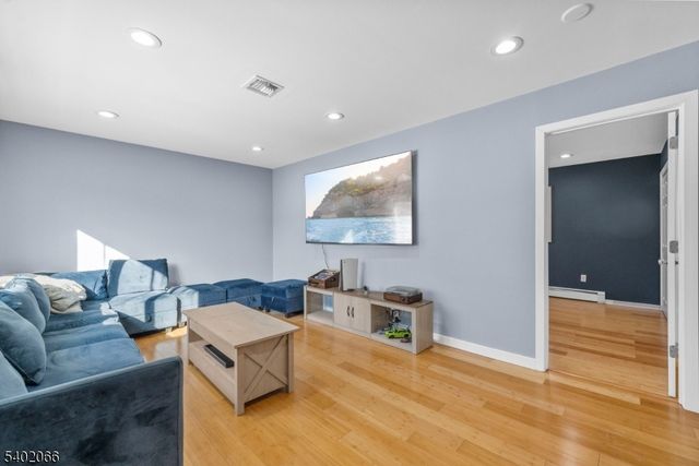 14 Weeks Ct, Clifton City, NJ 07013