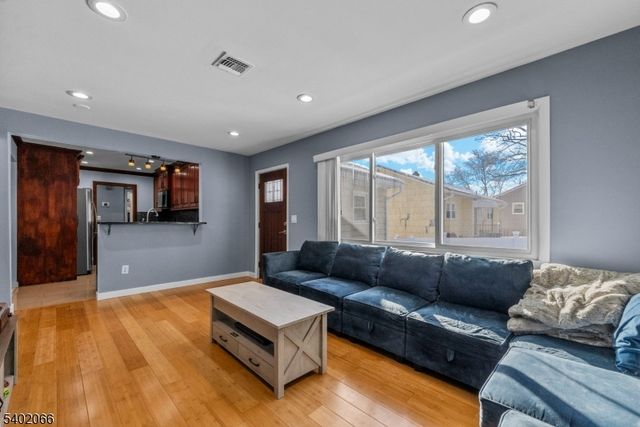 14 Weeks Ct, Clifton City, NJ 07013