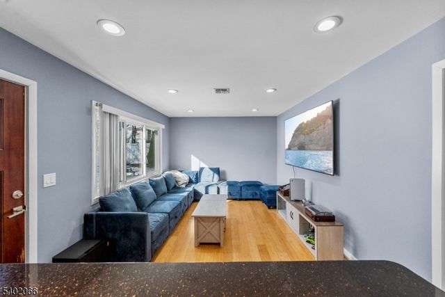 14 Weeks Ct, Clifton City, NJ 07013