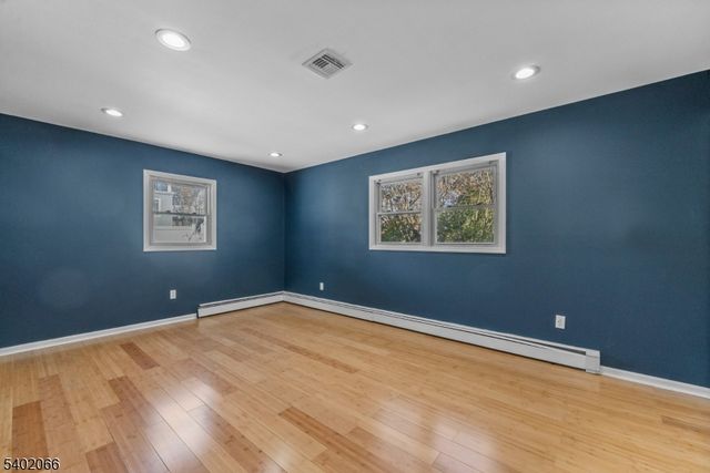 14 Weeks Ct, Clifton City, NJ 07013