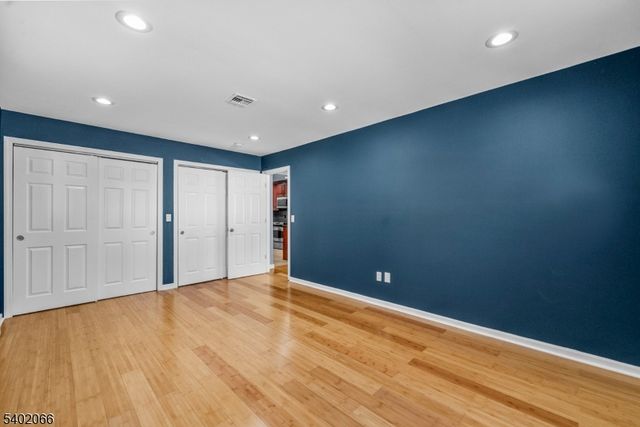 14 Weeks Ct, Clifton City, NJ 07013