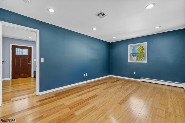 14 Weeks Ct, Clifton City, NJ 07013