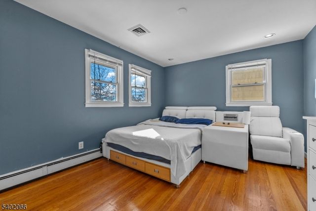 14 Weeks Ct, Clifton City, NJ 07013