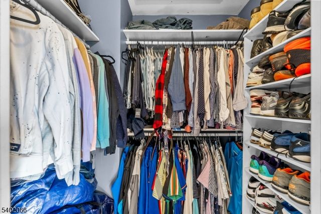 14 Weeks Ct, Clifton City, NJ 07013