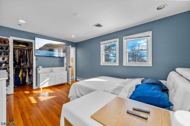 14 Weeks Ct, Clifton City, NJ 07013