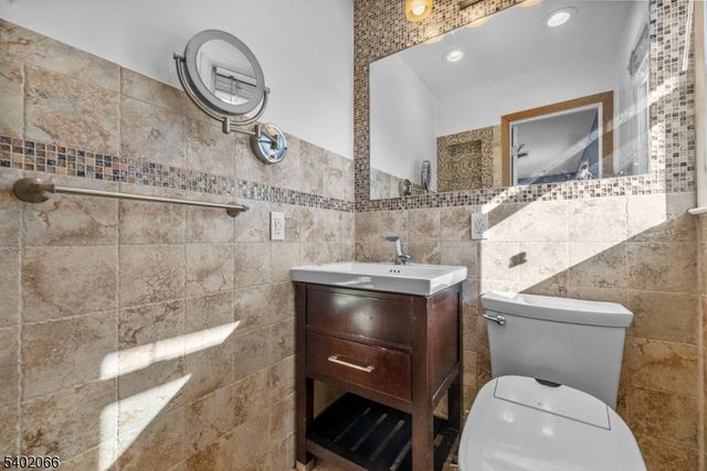 14 Weeks Ct, Clifton City, NJ 07013