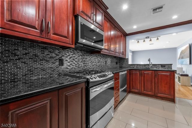 14 Weeks Ct, Clifton City, NJ 07013