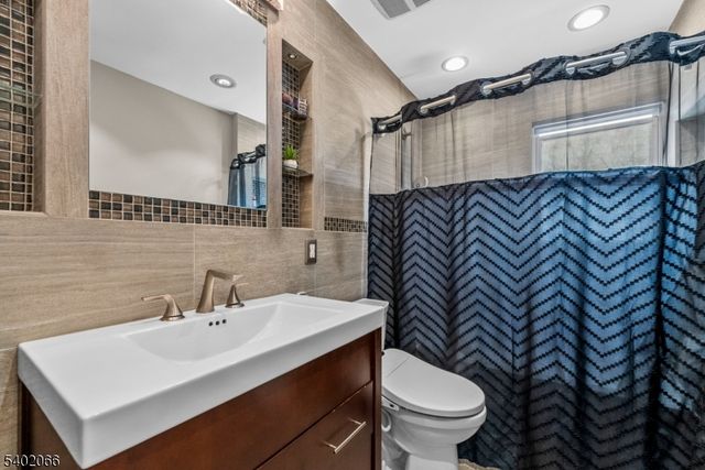 14 Weeks Ct, Clifton City, NJ 07013