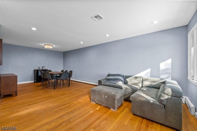 14 Weeks Ct, Clifton City, NJ 07013