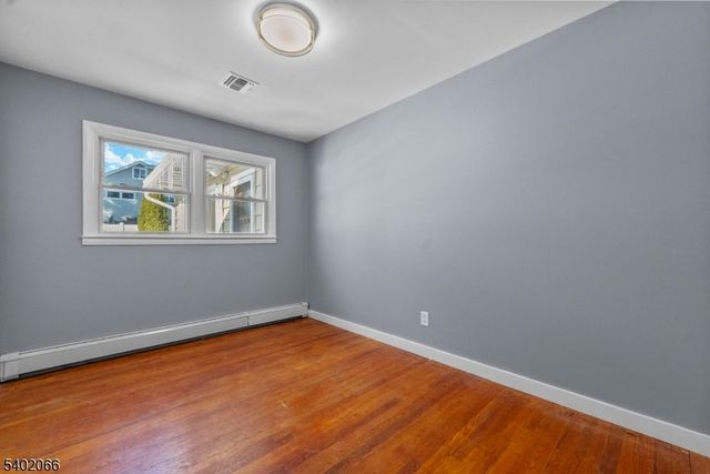 14 Weeks Ct, Clifton City, NJ 07013