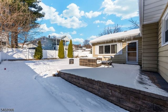 14 Weeks Ct, Clifton City, NJ 07013