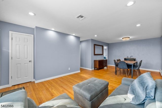 14 Weeks Ct, Clifton City, NJ 07013