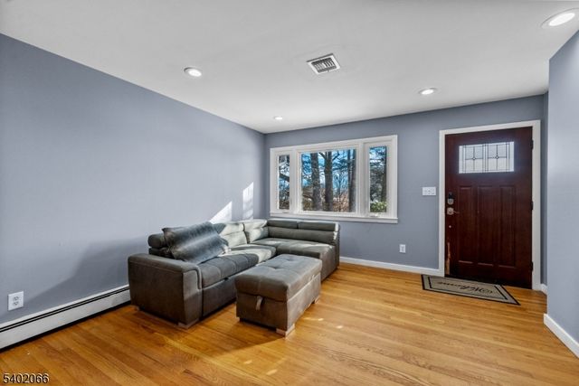 14 Weeks Ct, Clifton City, NJ 07013