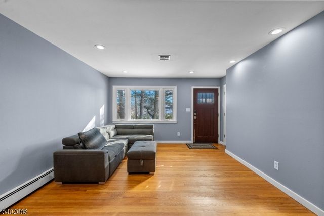 14 Weeks Ct, Clifton City, NJ 07013