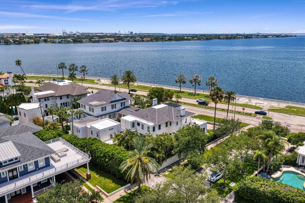 Image 3 of property listing at 907 BAYSHORE BOULEVARD, Tampa, FL 33606