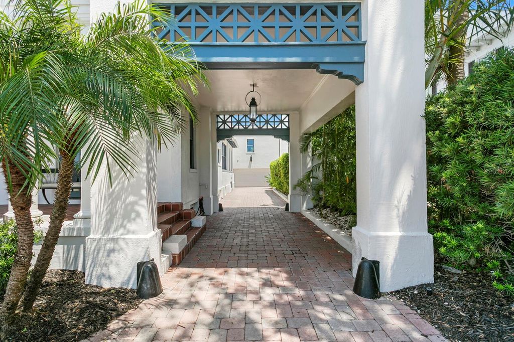 Image 45 of property listing at 907 BAYSHORE BOULEVARD, Tampa, FL 33606