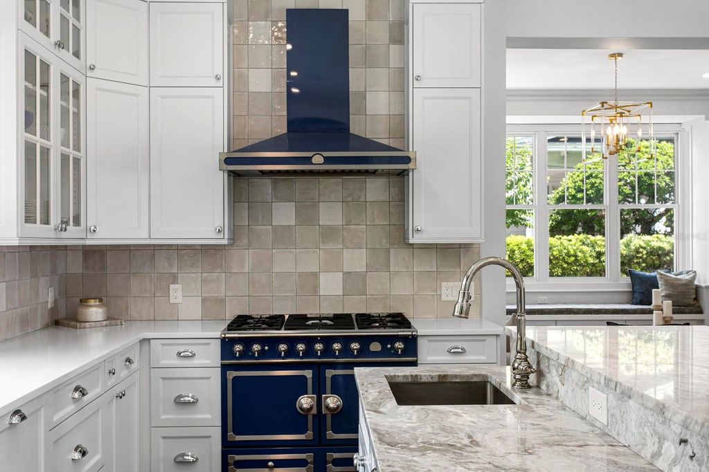 Image 9 of property listing at 907 BAYSHORE BOULEVARD, Tampa, FL 33606