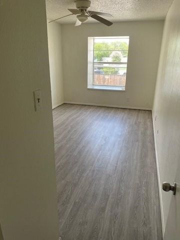 915 N Elm Street 4, Denton, TX 76201