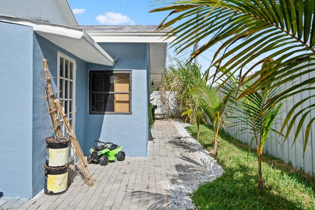 5772 N Haverhill Road N, West Palm Beach, FL 33407