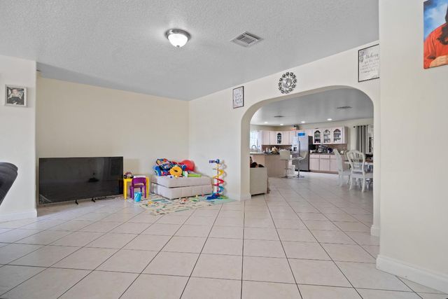 5772 N Haverhill Road N, West Palm Beach, FL 33407