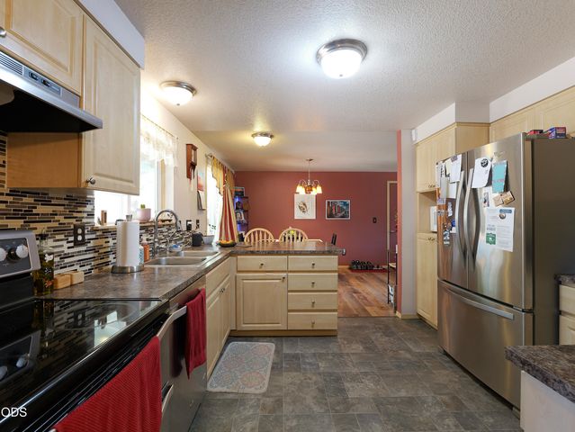 10 Quail Run Drive, Shady Cove, OR 97539