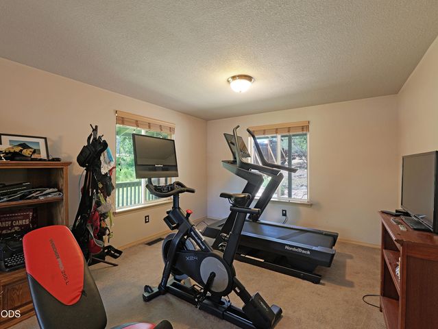 10 Quail Run Drive, Shady Cove, OR 97539