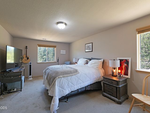 10 Quail Run Drive, Shady Cove, OR 97539