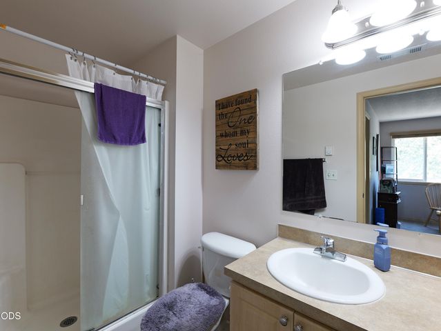 10 Quail Run Drive, Shady Cove, OR 97539