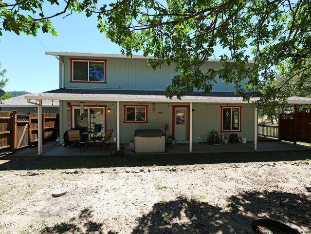 10 Quail Run Drive, Shady Cove, OR 97539