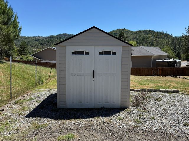 10 Quail Run Drive, Shady Cove, OR 97539