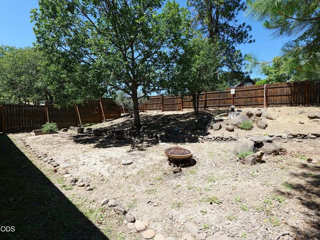 10 Quail Run Drive, Shady Cove, OR 97539