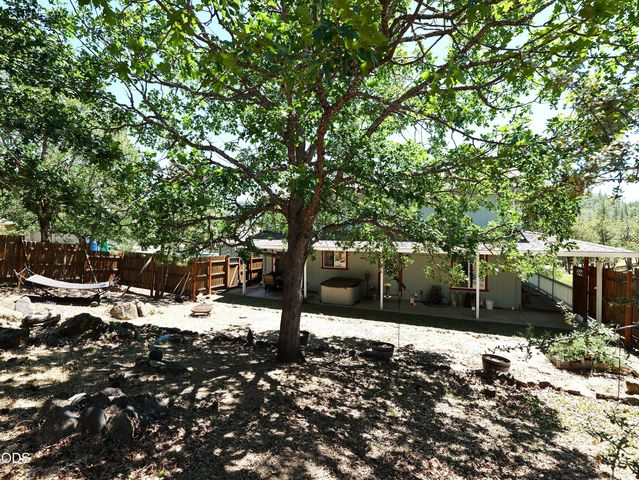 10 Quail Run Drive, Shady Cove, OR 97539