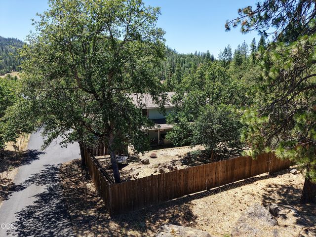 10 Quail Run Drive, Shady Cove, OR 97539