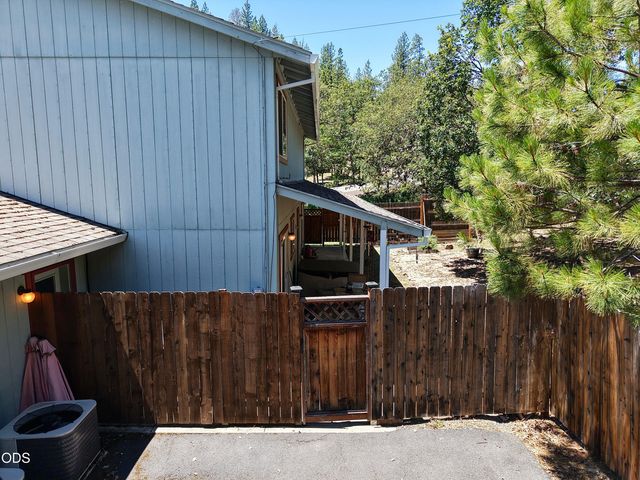 10 Quail Run Drive, Shady Cove, OR 97539