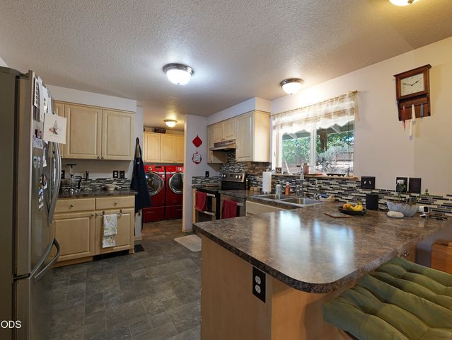 10 Quail Run Drive, Shady Cove, OR 97539